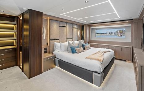 Motor yacht Dolce Far Niente master cabin