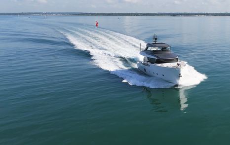 Sanlorenzo-SX76-Review-at-sea-running