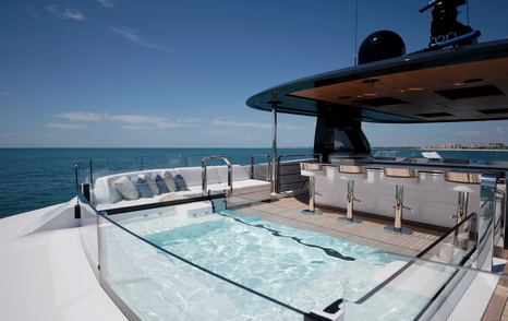 Mangusta-Oceano-44-sundeck-hot-tub