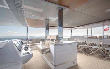 Catamaran GloriaMaris flybridge helm station