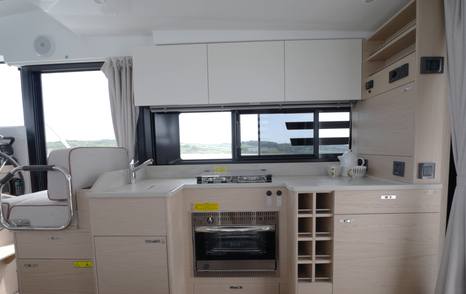 U-shaped galley in the Beneteau Swift Trawler 37 Fly saloon