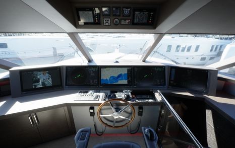 Westport-W117-Review-bridge-helm-overview