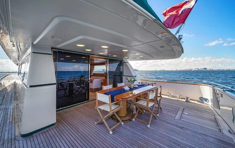 Sanlorenzo motor yacht Cariloy aft deck dining area 