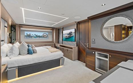 Motor yacht Dolce Far Niente master cabin