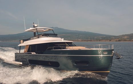 Azimut Magellano 60 starboard bow running shot