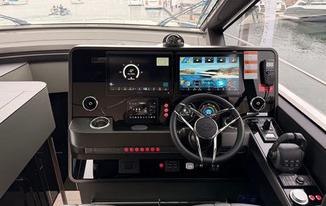 Sunseeker-Predator-55-Review-helm-station