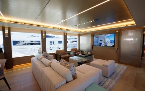 Westport-W117-Review-saloon-TV