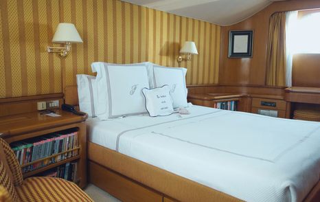 Benetti motor yacht Freemont cabin with double bed 