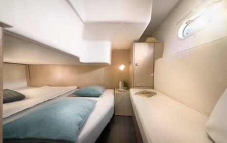 Mid cabin of the Bavaria S29