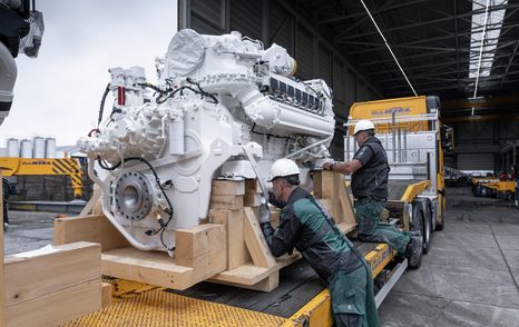 The engine for superyacht Project SETTEESETTANTA getting unloaded