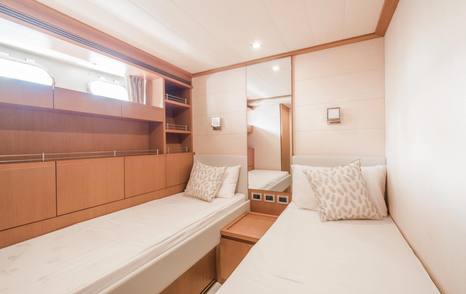 Ferretti motor yacht Samkara guest cabin with twin beds 