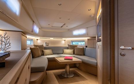 Pardo Yachts Pardo 42 motor yacht dinette