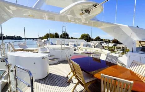 Benetti motor yacht Domani sundeck jacuzzi  