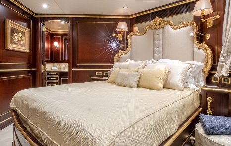 Superyacht Status Quo's guest cabin