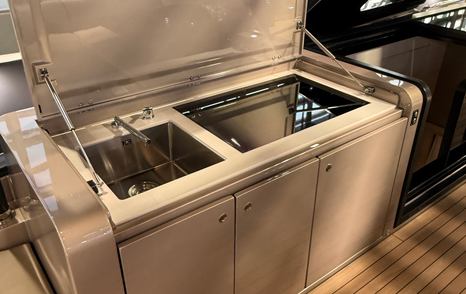 solaris-power-70-long-range-flybridge-wet-bar