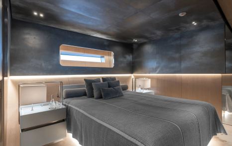 Superyacht Flying Dagger III guest cabin 