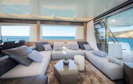 Motor Yacht Cloud Nine U-shaped sofa