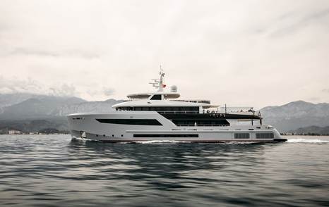 Bering 124 Heeus superyacht under way