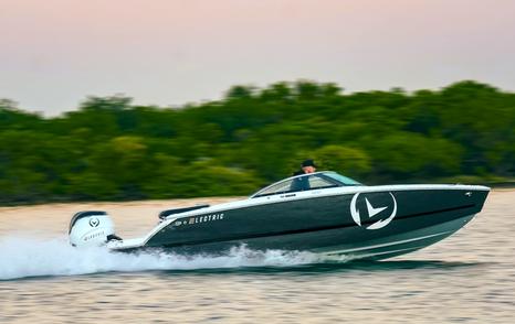 Four-Winns-H2-OB-Review-running-side-profile