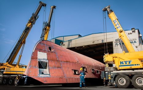 Moonen motor yacht YN208 upside down under construction 