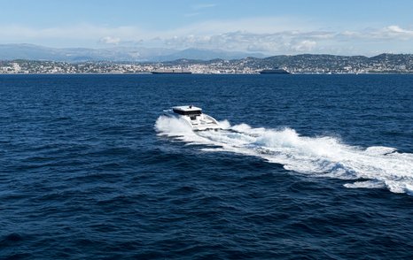 Sunreef-Ultima-55-Review-running-wake