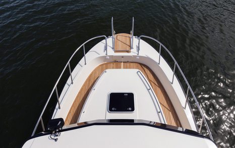 Targa-32-Coupé-foredeck-with-fore-cabin