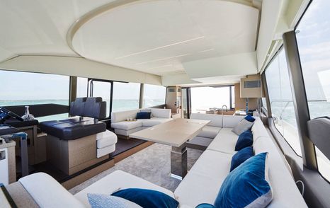 Prestige 590 flybridge  salon