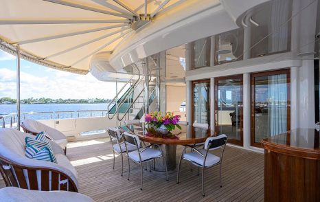 Motor yacht Gigi's outdoor dining area