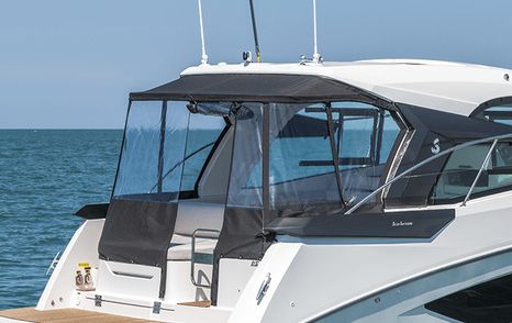 Beneteau-Gran-Turismo-41-cockpit-enclosure