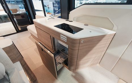 Saxdor-460-GTC-Review-compact-galley-with-cooktop-and-storage