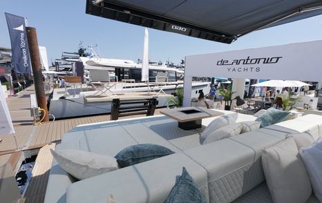 De Antonio D60 cockpit lounge seating with shaded outdoor living area