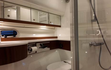 Elling E4 day head bathroom with separate shower