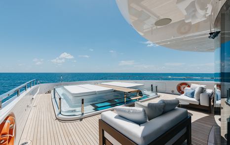 Mangusta-Oceano-44-bridge-deck-forward-view