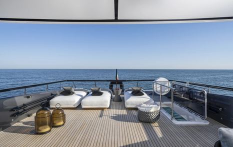 Ferretti-940-Review-flybridge-aft