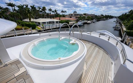 Superyacht Neenah sundeck jacuzzi