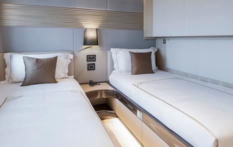 Gulf Craft Majesty 100 twin-bed cabin