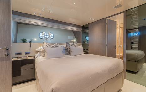 Motor yacht Hard 8's guest cabin