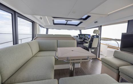 Nimbus-495-Fly-saloon-seating-area