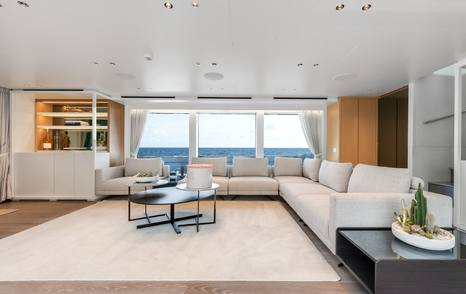 Motor yacht Don't Tell Mom's L-shaped sofa