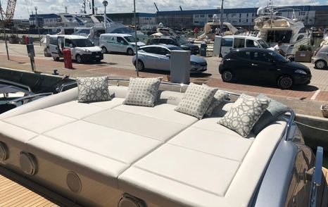 Pershing motor yacht Queen B Sport aft deck sun pads