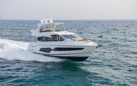 Sunseeker fast planing yacht, cruising