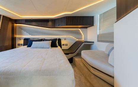 Galeon 570 SKY Motor Yacht cabin