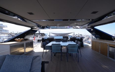 Numarine-30XP-flybridge-view-forward-dining