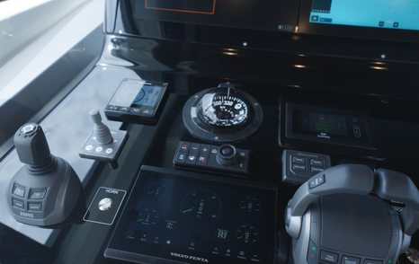 Sanlorenzo-SX76-Review-helm-detail