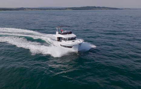 Beneteau Swift Trawler 37 Fly cruising at 16 knots during boat test