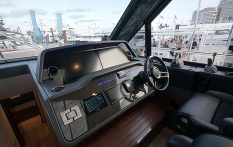 Riviera 5600 Sport Platinum Edition owner-operated helm station