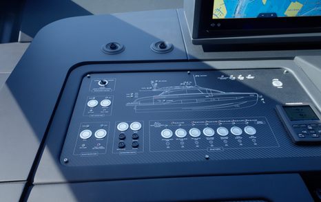 Pershing-GTX70-Review-lower-helm-switches