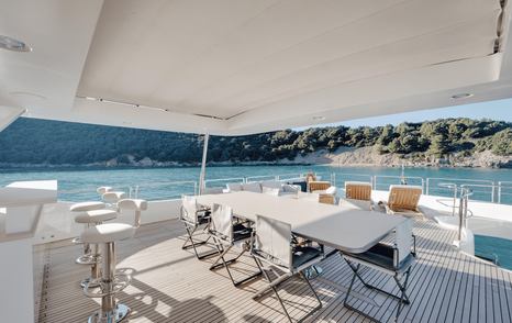Azimut motor yacht Serendipity sundeck dining area 