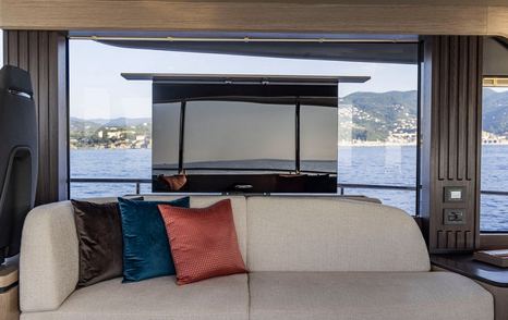 Absolute-Navetta-53-saloon-TV