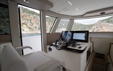 Pardo-E72-Review-lower-helm-side-door